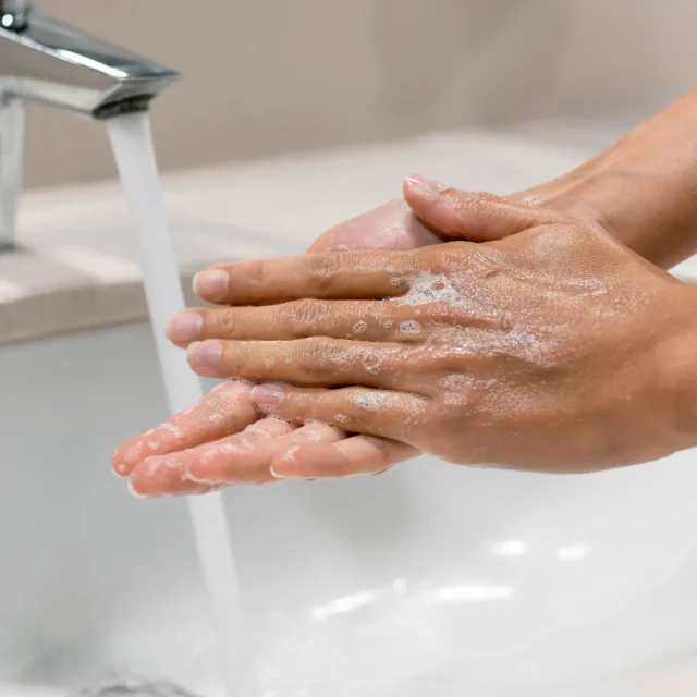 Zahnschiene richtig einsetzen - Hände vorher gründlich waschen